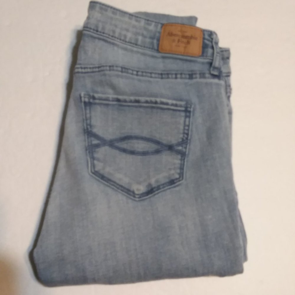 Abercrombie & Fitch Women's Light Wash Jeans in Size 4R 27x31